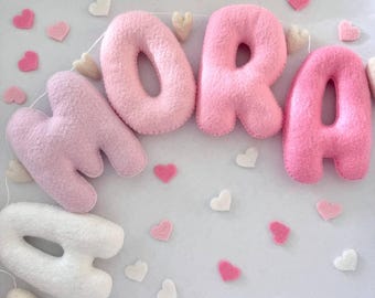 Guirnalda de fieltro personalizada con nombre – Guirnalda infantil con corazones de lana