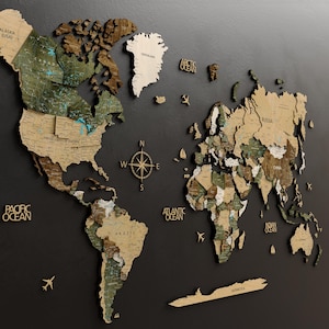 Peut inclure: Une carte du monde en bois 3D avec une surface texturée en relief. La carte est composée de pièces de bois individuelles assemblées pour créer une surface en relief et texturée. La carte est peinte dans une couleur brun clair et présente les noms des continents et des océans. La carte est montée sur un fond noir.