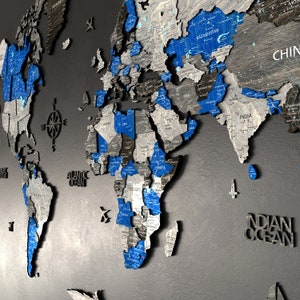 Carte du monde 3D en bois avec une riche couleur bleu azur pour la décoration murale • Carte du monde de voyage avec punaises