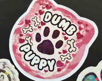 Dum valp-klistermärke | 5 cm holografiska hjärtan vinylpälsklistermärke