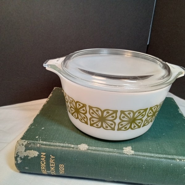 Pyrex round 1 qt casserole in Verde Square Flowers with lid