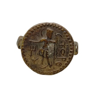 Anillo de bronce grabado en talla 6,75 US con el dios Serapis de pie sosteniendo un cetro, moneda de Alejandría del Egipto romano. Colección Vintage.
