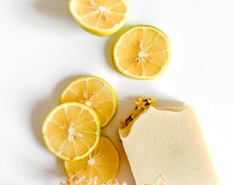Naturseife „Zitrone“ mit ätherischen Zitronengrasöl und Teebaumöl, vegan & palmölfrei, pflegende handgemachte Seife, Kaltpressverfahren