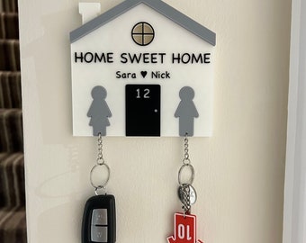 Pareja personalizó el llavero de la casa para él y para ella con nombres y número de puerta y llaveros extraíbles