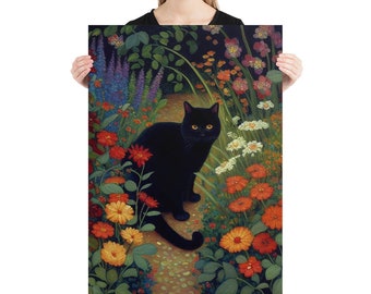 Può includere: Un gatto nero è seduto in un giardino con una varietà di fiori colorati. Il gatto ha occhi gialli luminosi e guarda direttamente lo spettatore. I fiori sono in tonalità di rosso, arancione, giallo e bianco.