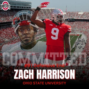 Op de afbeelding: Een American footballspeler die een rood-wit shirt draagt met nummer 9. De speler staat in een stadion met een menigte mensen op de achtergrond. De tekst "COMMITTED #9 | Defensive End ZACH HARRISON OHIO STATE UNIVERSITY" wordt weergegeven op de afbeelding.