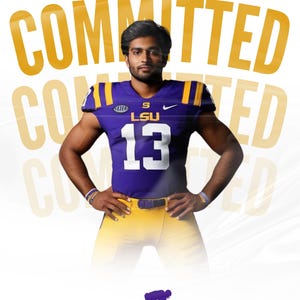 Może przedstawiać: Młody mężczyzna w fioletowym i białym koszulce do futbolu z numerem 13 i literami "LSU" z przodu. Stoi z rękami na biodrach i patrzy w obiektyw. Tło jest białe z napisem "COMMITTED" dużymi żółtymi literami.