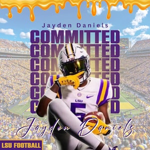 Puede incluir: Un jugador de fútbol americano vistiendo una camiseta púrpura y dorada con el número 5, un casco púrpura con una visera dorada y una pulsera dorada y negra. El jugador está arrodillado y sosteniendo un balón de fútbol. El fondo es un estadio con una multitud de personas en púrpura y dorado. El texto "COMMITTED" se repite varias veces en letras púrpuras y doradas. El texto "Jayden Daniels" está en la parte superior de la imagen. El texto "LSU FOOTBALL" está en la parte inferior de la imagen.