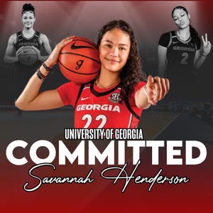 Puede incluir: Una joven con una camiseta de baloncesto roja y blanca con la palabra "GEORGIA" y el número "22". Está sosteniendo un balón de baloncesto y sonriendo. El texto "UNIVERSITY OF GEORGIA COMMITTED Savannah Henderson" está escrito en letras blancas sobre un fondo rojo.