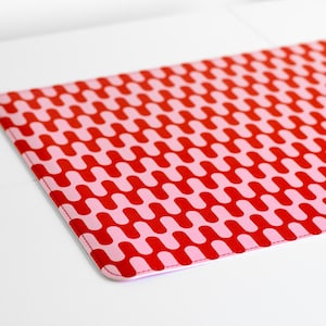 Gewellte Rosa & Rote Schreibtischunterlage / Gemustertes Veganes Leder / Doppelseitige Schreibtischunterlage / Computer Mausunterlage / Wasserabweisende Oberfläche / Büro Accessoire