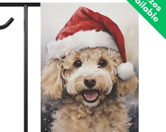 Bandera navideña de jardín con mini caniche crema, bandera para casa con caniche toy color canela y gorro de Papá Noel, decoración para el césped, bandera navideña de invierno con cockapoo y cavapoo
