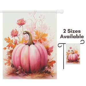 Puede incluir: Una bandera de jard&iacute;n con una pintura de acuarela de una calabaza rosa rodeada de hojas de oto&ntilde;o y flores rosas. El texto "2 Tama&ntilde;os Disponibles" es visible.