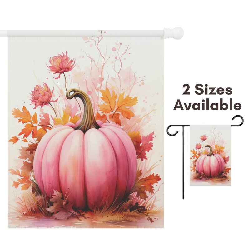 Puede incluir: Una bandera de jard&iacute;n con una pintura de acuarela de una calabaza rosa rodeada de hojas de oto&ntilde;o y flores rosas. El texto "2 Tama&ntilde;os Disponibles" es visible.