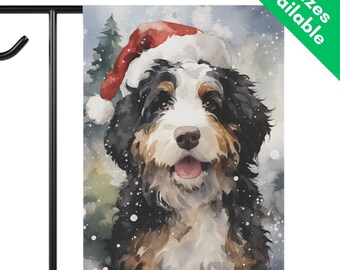 Bandera del jardín de Navidad de Bernedoodle, bandera de la casa de Bernedoodle con sombrero de Papá Noel, regalo de césped de invierno para Doodle mamá papá de la decoración del porche de Doodle tricolor