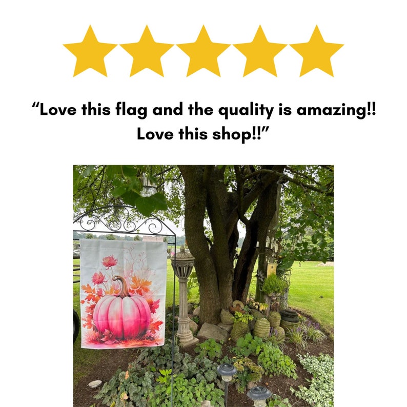 Puede incluir: Una bandera de jard&iacute;n con un dise&ntilde;o de acuarela de una calabaza rosa y hojas de oto&ntilde;o. La bandera se exhibe al aire libre, con un &aacute;rbol y un jard&iacute;n en el fondo. El texto en la imagen dice: "Love this flag and the quality is amazing!! Love this shop!!"