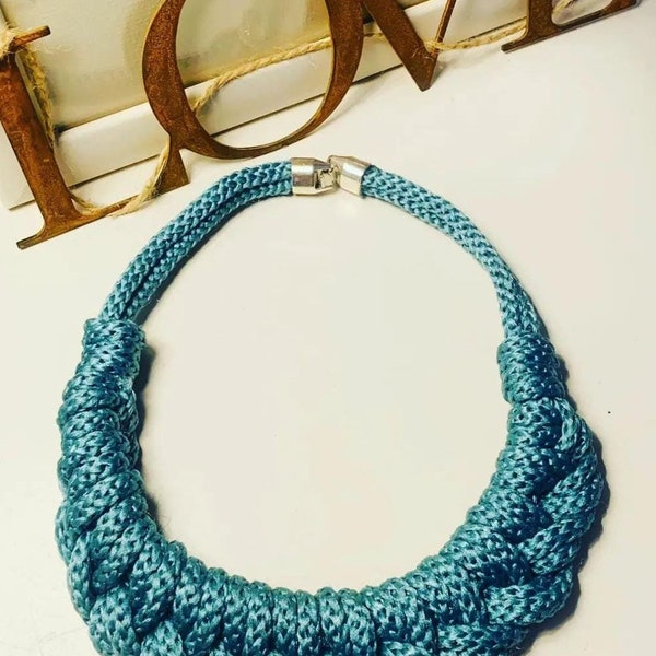 Collar gargantilla "desayuno con diamantes" joyería, hecho a mano, técnica macramé, cordón y cierre metalizado