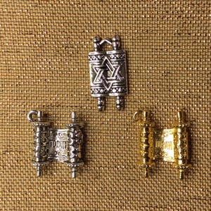 シルバーまたはゴールドのトーラ スクロール チャームが付いた 11 インチのリボン ブックマーク。