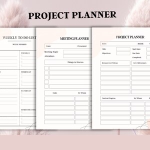 Könnte beinhalten: Ein Set aus drei weißen Projektplaner-Blättern aus Papier mit schwarzem Text und Linien. Die Seiten enthalten eine wöchentliche Aufgabenliste, einen Besprechungsplaner und einen Projektplaner mit Abschnitten für Daten, Ziele und Aufgaben.
