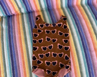 Rosa herzförmige Sonnenbrille gemusterte handgemachte Reversible Girls One Piece