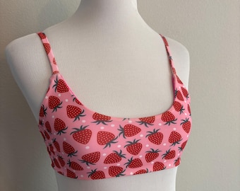 Top de bikini reversible hecho a mano con cuello redondo y estampado de fresas rosas.