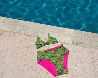 Braguita de bikini reversible de talle alto, cobertura total, hecha a mano, color rosa fucsia y verde neón, con estampado de manzana venenosa.