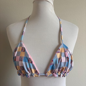 Puede incluir: Un letrero de madera hecho a mano con el texto "Welcome to our home" en un estilo manuscrito. El letrero está pintado de blanco con un marco teñido oscuro. El letrero mide aproximadamente 30 cm de ancho y 20 cm de alto.