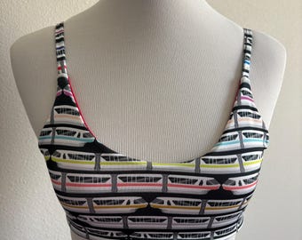 Top de bikini reversible hecho a mano con escote redondo y estampado de monorraíles de parques temáticos.