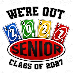 Può includere: Un design grafico con la scritta "WE'RE OUT" sopra quattro carte Uno. Le carte mostrano i numeri 2, 0, 2 e 7, formando "2027". Sotto, un ovale rosso dice "SENIOR" e "CLASS OF 2027".