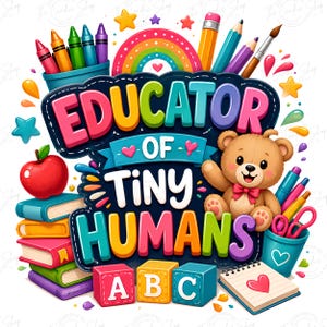 Op de afbeelding: Een kleurrijke afbeelding met de tekst EDUCATOR OF TINY HUMANS in dikke letters, omringd door schoolspullen zoals een stapel boeken, een rode appel, een teddybeer, kleurpotloden, een notitieblok en ABC-blokken op een witte achtergrond.