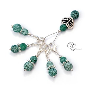 Op de afbeelding: Set van vijf groene agaat steekmarkeerders met zilveren clips en een zilveren hartbedel. De markeerders zijn geregen op zilverdraad.