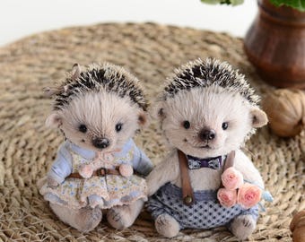 Erizo de mohair hecho a mano. Peluche coleccionable. Estilo: relleno de aserrín fragante, extremidades móviles, ropa hecha a mano. ¡Pida el suyo hoy mismo!