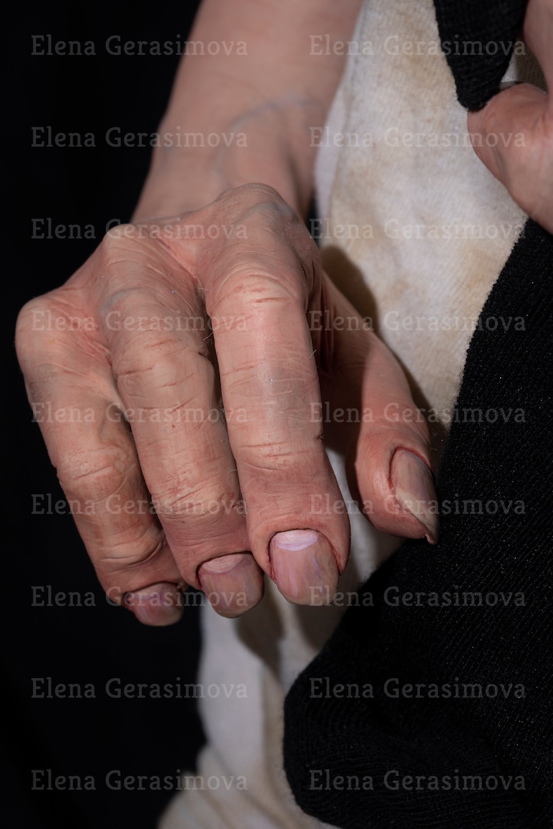 Puede incluir: Primer plano de una mano con piel arrugada y u&ntilde;as cortas y recortadas. La mano es p&aacute;lida y tiene venas visibles.