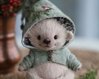 Peluche coleccionable de erizo de mohair hecho a mano: relleno de serrín perfumado, extremidades articuladas, ropa hecha a mano. ¡Envío gratis!