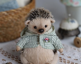 Erizo de mohair hecho a mano. Peluche coleccionable. Estilo: relleno de aserrín fragante, extremidades móviles, ropa hecha a mano. ¡Pida el suyo hoy mismo!