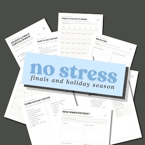 Op de afbeelding: Een verzameling witte digitale plannerpagina's met zwarte tekst, inclusief koppen zoals Finals & Holiday Planner, Brain Dump en New Semester Reset. Een lichtblauwe rechthoekige overlay bevat de tekst no stress finals and holiday season.