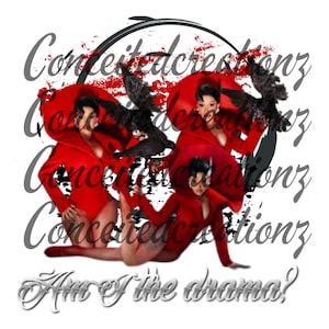 Puede incluir: Impresión de arte digital que presenta cuatro figuras con trajes rojos con cuervos negros. El texto "Conceitedcreationsz" se repite en toda la imagen, con la frase "Am I the drama?" en la parte inferior.