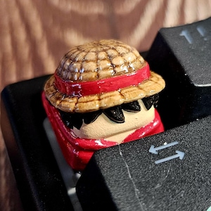 Puede incluir: Juego de tres tazas de cerámica con acabado mate moteado. Las tazas son de color crema, gris claro y gris oscuro. Cada taza tiene un diseño simple y minimalista, ideal para café o té.