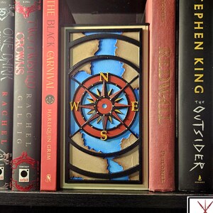 Kącik książkowy „Róża Wiatrów” | Ręcznie malowana dekoracja regału na książki w stylu marynistycznym z ukrytym schowkiem