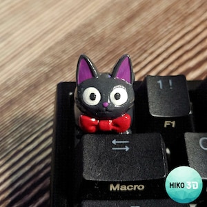 Jiji-Tastenkappe (Kikis kleiner Lieferservice) – Handbemalte Tastenkappe für Cherry MX