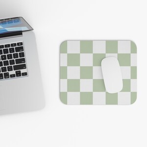 Tapis de souris à carreaux vert sauge Tapis de souris esthétique à motif damier, travail à domicile Accessoires de bureau tendance Accessoires de bureau rétro confortables image 2