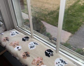 Window Sill Pet Pad: Plush Sherpa Fleece, Skid Resistant