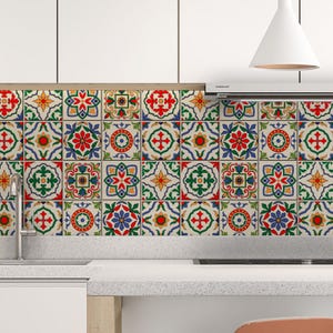 Op de afbeelding: Een keukenachterwand met kleurrijke gepatroneerde tegel stickers. De tegels zijn rood, blauw, groen, geel en wit. De tegels zijn gerangschikt in een herhalend patroon.