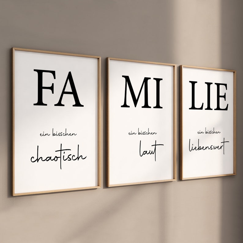 Dreiteiliges Typografie Poster-Set mit dem Wort Familie in Schwarz-Weiß