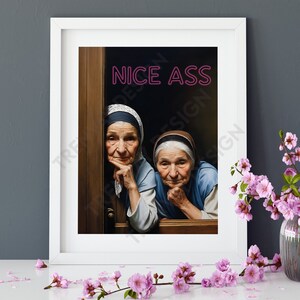 Può includere: Due donne anziane con i capelli grigi guardano fuori da una finestra. Indossano foulard blu e camicie blu. Il testo "NICE ASS" è scritto in lettere al neon rosa sopra di loro.