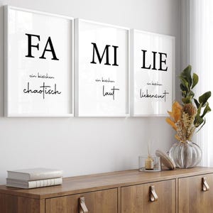 Moderne Wandbilder Familie als 3er-Set mit schlichter Typografie mit weißen Bilderrahmen