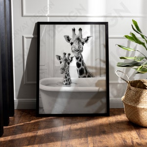 Wandbilder A5 A4 A3 A2 A1 Premium Poster | Badezimmer Poster Gäste WC | Deko Print mit Rahmen | Giraffen Mutter und Giraffen Baby Badewanne