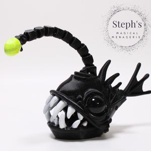 Figura de pez pescador / Pez de aguas profundas / Pintada a mano / Hecha por encargo / Modelo articulado para ejercitar la mente / Distribuidor autorizado de Twisty Prints