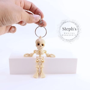 Miniskelettnyckelring | Humanoid skelett Pocket Buddy | Handmålad | Beställningsvara | Auktoriserad Flexi Factory-återförsäljare