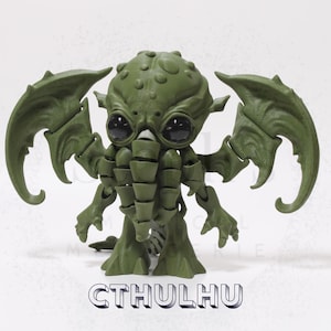 Op de afbeelding: Een groene Cthulhu-figuur met grote, zwarte ogen en opvallende vleugels. De figuur heeft een textuur en het woord "CTHULHU" is in het wit onderaan gedrukt. De figuur staat op een witte ondergrond.