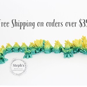 Pu&ograve; includere: Un giocattolo di drago segmentato verde e giallo con una schiena spinosa e una superficie testurizzata. Spedizione gratuita per ordini superiori a 35&nbsp;&euro;.